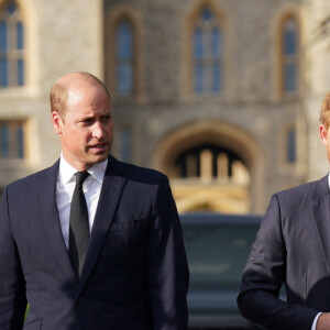 La princesse de Galles Kate Catherine Middleton, Le prince de Galles William et le prince Harry, duc de Sussex et Meghan Markle, duchesse de Sussex à la rencontre de la foule devant le château de Windsor, suite au décès de la reine Elisabeth II d'Angleterre. Le 10 septembre 2022 