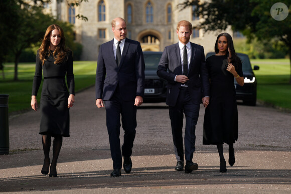 La princesse de Galles Kate Catherine Middleton, Le prince de Galles William et le prince Harry, duc de Sussex et Meghan Markle, duchesse de Sussex à la rencontre de la foule devant le château de Windsor, suite au décès de la reine Elisabeth II d'Angleterre. Le 10 septembre 2022 