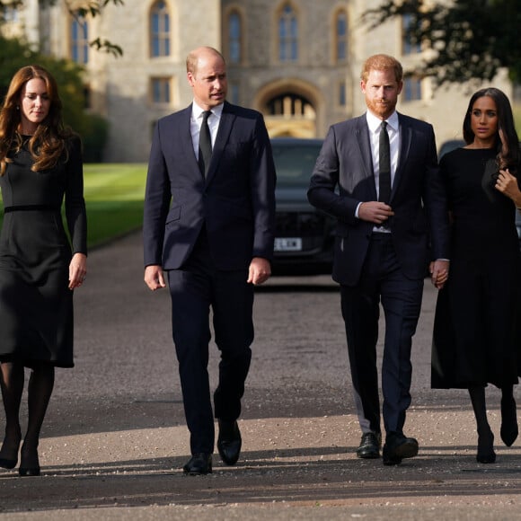 La princesse de Galles Kate Catherine Middleton, Le prince de Galles William et le prince Harry, duc de Sussex et Meghan Markle, duchesse de Sussex à la rencontre de la foule devant le château de Windsor, suite au décès de la reine Elisabeth II d'Angleterre. Le 10 septembre 2022 