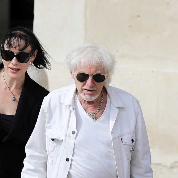 Hugues Aufray et sa compagne Muriel lors de la cérémonie d’hommage national à Jean-Paul Belmondo à l’Hôtel des Invalides à Paris, France, le 9 septembre 2021. © Dominique Jacovides/Bestimage  Ceremony of national tribute to French actor Jean-Paul Belmondo at the Hotel des Invalides in Paris, France, on September 9, 2021 