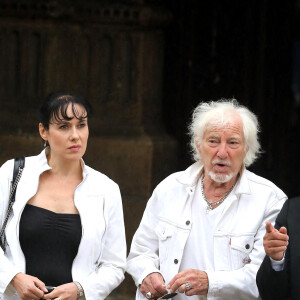 Comme ça, pas de soucis  pour eux, pour éviter les soucis qu'ont traversé les membres des Hallyday. 
Hugues Aufray et sa compagne Muriel - Obsèques de Jean-Paul Belmondo en l'église Saint-Germain-des-Prés, à Paris le 10 septembre 2021. © Dominique Jacovides / Bestimage 