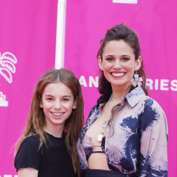 Elle a quitté le béton, à la demande de son mari, pour s'installer à la campagne.
Lucie Lucas (Cannes Confidential) et sa fille Lilou - Photocall (tapis rose) du festival Canneseries saison 6 au palais des festivals à Cannes le 16 avril 2023. © Denis Guignebourg / Bestimage 