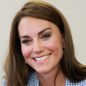 La mère de trois enfants a superposé le blazer sur un haut blanc.
Catherine (Kate) Middleton, princesse de Galles, au Windsor Family Hub à Windsor, le 6 juin 2023. Cette visite a pour but d'en savoir plus sur le travail effectué par l'organisation pour fournir un soutien aux familles de Windsor, Maidenhead et des environs.