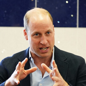 Le prince William, prince de Galles, lors d'une visite au Loftus Road, la maison des Queens Park Rangers à Londres, Royaume Uni, le 26 mai 2023 avant le sixième anniversaire de l'incendie de la tour Grenfell, pour savoir comment le club a fourni un soutien inestimable immédiatement après et dans les années depuis l'incendie, ainsi que de rencontrer certains membres de la communauté touchée avec qui ils ont travaillé. 