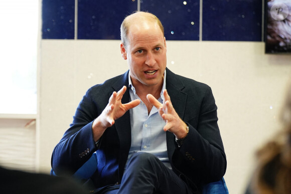 Le prince William, prince de Galles, lors d'une visite au Loftus Road, la maison des Queens Park Rangers à Londres, Royaume Uni, le 26 mai 2023 avant le sixième anniversaire de l'incendie de la tour Grenfell, pour savoir comment le club a fourni un soutien inestimable immédiatement après et dans les années depuis l'incendie, ainsi que de rencontrer certains membres de la communauté touchée avec qui ils ont travaillé. 