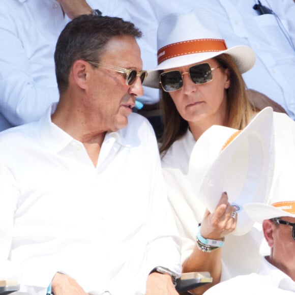 Il était accompagné de son épouse Catherine.
Julien Courbet et sa femme Catherine en tribunes lors des Internationaux de France de tennis de Roland Garros 2023, à Paris, France, le 6 juin 2023. © Jacovides-Moreau/Bestimage