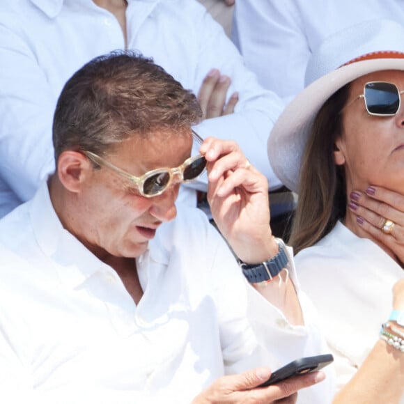 C'est donc une apparition tout à fait inattendue qu'on fait les époux.
Julien Courbet et sa femme Catherine en tribunes lors des Internationaux de France de tennis de Roland Garros 2023, à Paris, France, le 6 juin 2023. © Jacovides-Moreau/Bestimage