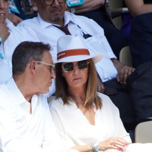 Ils étaient vêtues de blanc de la tête aux pieds.
Julien Courbet et sa femme Catherine en tribunes lors des Internationaux de France de tennis de Roland Garros 2023, à Paris, France, le 6 juin 2023. © Jacovides-Moreau/Bestimage