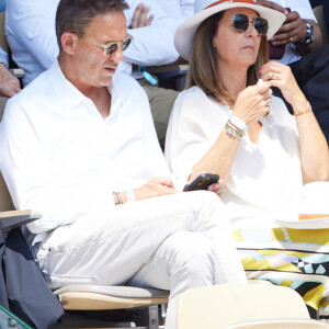 Julien Courbet et sa femme Catherine en tribunes lors des Internationaux de France de tennis de Roland Garros 2023, à Paris, France, le 6 juin 2023. © Jacovides-Moreau/Bestimage