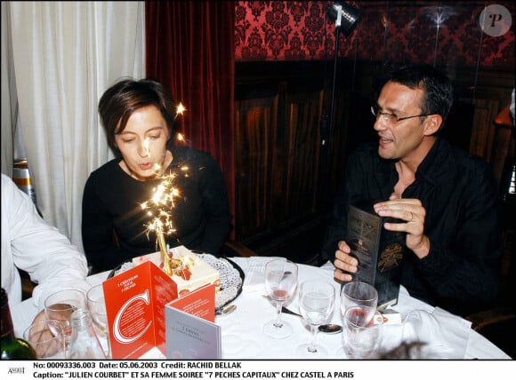 Julien Courbet et sa femme Catherine qui fête son anniversaire chez Castel, à Paris, en 2004.