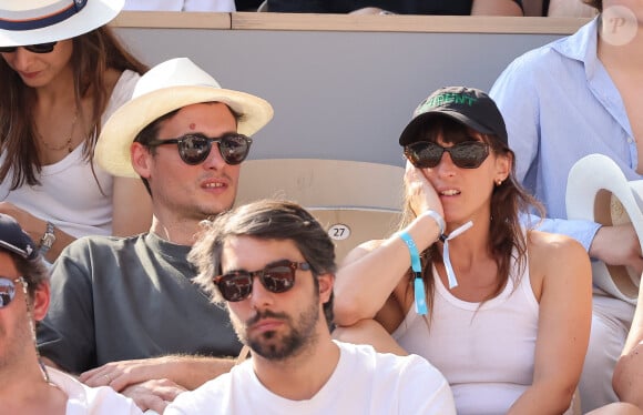 Juliette Armanet et son compagnon dans les tribunes des Internationaux de France de tennis de Roland Garros 2023 le 6 juin 2023. © Jacovides-Moreau/Bestimage 