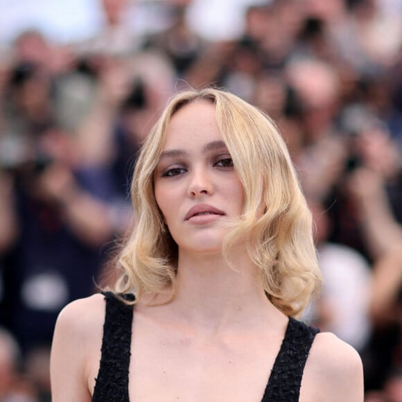 La jeune femme a présenté au Festival de Cannes la série "The Idol", décrite comme du 'torture porn', sous-genre cinématographie fait notamment de scènes sadiques et sexuelles
Lily Rose-Depp au photocall de "The Idol" lors du 76ème Festival International du Film de Cannes, le 23 mai 2023. © Jacovides / Moreau / Bestimage-