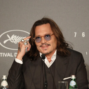 Lui même au coeur du scandale - mais pour une autre raison - il fait fi des attaques
Johnny Depp - Conférence de presse du film "Jeanne du Barry" lors du 76ème Festival International du Film de Cannes. Le 17 mai 2023 © Borde-Jacovides-Moreau / Pool / Bestimage