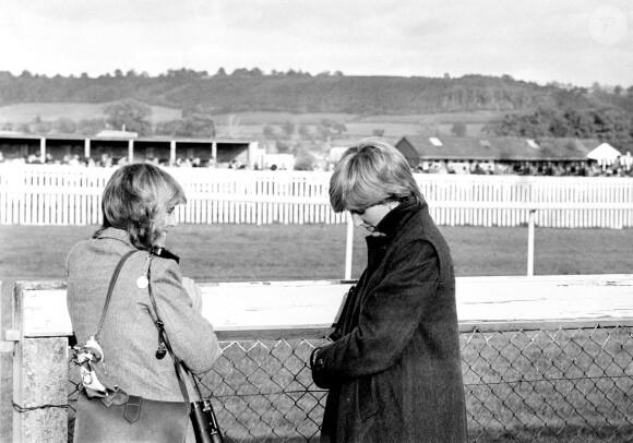 Camilla Parkle Bowles était déjà dans le coeur du prince Charles lorsqu'il a rencontré Diana.
Camilla Parker Bowles et la princesse Diana (Lady Diana Spencer), à l'hippodrome de Ludlow, regardant le prince Charles en compétition, en octobre 1980