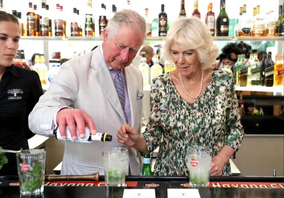 Le prince Charles, prince de Galles, et Camilla Parker Bowles, duchesse de Cornouailles, font un mojito lors d'une visite au restaurant Habanera à La Havane, Cuba le 27 mars 2019.