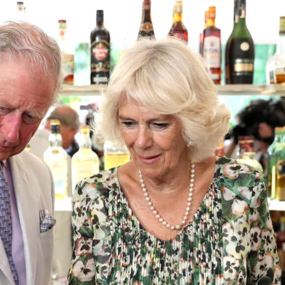 Le prince Charles, prince de Galles, et Camilla Parker Bowles, duchesse de Cornouailles, font un mojito lors d'une visite au restaurant Habanera à La Havane, Cuba le 27 mars 2019.