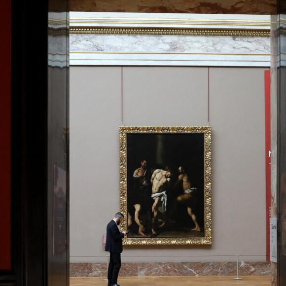 Le président de la république, Emmanuel Macron accompagné de la première dame, Brigitte Macron et Sergio Mattarella, président de la République italienne et sa fille visitent le Musée du Louvre à l'occasion de l'inauguration de l'exposition "Naples à Paris". Le 7 juin 2023 © Stéphane Lemouton / Bestimage 