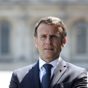 Le président de la république, Emmanuel Macron accompagné de la première dame, Brigitte Macron et Sergio Mattarella, président de la République italienne et sa fille visitent le Musée du Louvre à l'occasion de l'inauguration de l'exposition "Naples à Paris". Le 7 juin 2023 © Stéphane Lemouton / Bestimage 