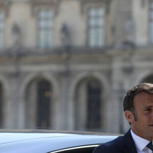 Le président de la république, Emmanuel Macron accompagné de la première dame, Brigitte Macron et Sergio Mattarella, président de la République italienne et sa fille visitent le Musée du Louvre à l'occasion de l'inauguration de l'exposition "Naples à Paris". Le 7 juin 2023 © Stéphane Lemouton / Bestimage 