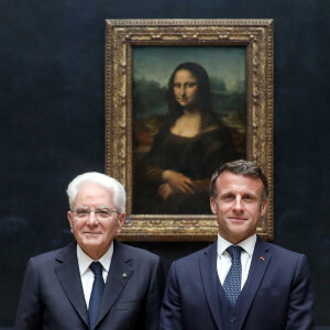 Le président de la république, Emmanuel Macron accompagné de la première dame, Brigitte Macron et Sergio Mattarella, président de la République italienne et sa fille visitent le Musée du Louvre à l'occasion de l'inauguration de l'exposition "Naples à Paris". Le 7 juin 2023 © Stéphane Lemouton / Bestimage 