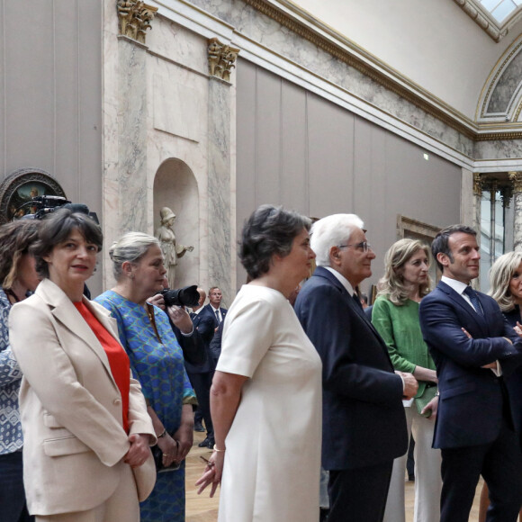 Le président de la république, Emmanuel Macron accompagné de la première dame, Brigitte Macron et Sergio Mattarella, président de la République italienne et sa fille visitent le Musée du Louvre à l'occasion de l'inauguration de l'exposition "Naples à Paris". Le 7 juin 2023 © Stéphane Lemouton / Bestimage 