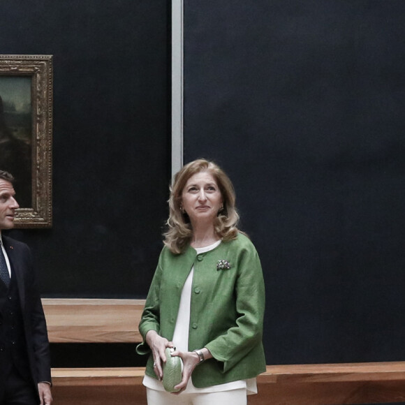 Le président de la république, Emmanuel Macron accompagné de la première dame, Brigitte Macron et Sergio Mattarella, président de la République italienne et sa fille visitent le Musée du Louvre à l'occasion de l'inauguration de l'exposition "Naples à Paris". Le 7 juin 2023 © Stéphane Lemouton / Bestimage 