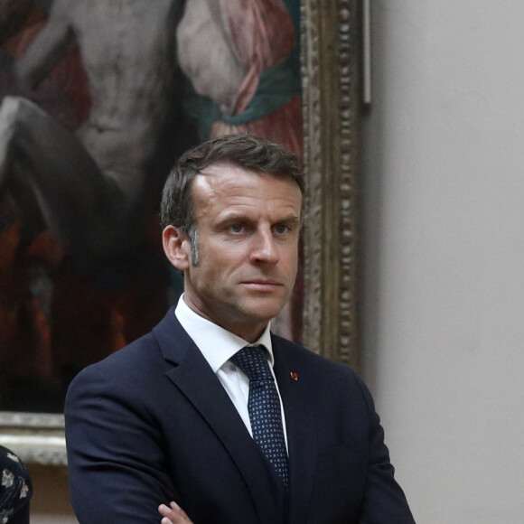 Le président de la république, Emmanuel Macron accompagné de la première dame, Brigitte Macron et Sergio Mattarella, président de la République italienne et sa fille visitent le Musée du Louvre à l'occasion de l'inauguration de l'exposition "Naples à Paris". Le 7 juin 2023 © Stéphane Lemouton / Bestimage 