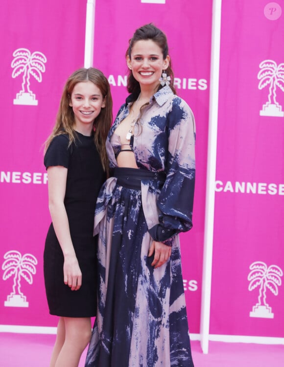 Lucie Lucas (Cannes Confidential) et sa fille Lilou - Photocall (tapis rose) du festival Canneseries saison 6 au palais des festivals à Cannes le 16 avril 2023. © Denis Guignebourg / Bestimage