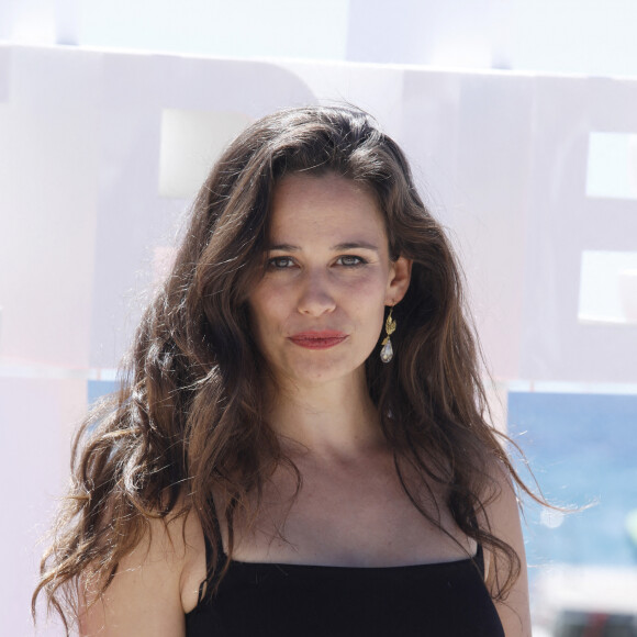 Lucie Lucas (Cannes Confidential) - Photocall à l'hôtel Mariott lors du festival Canneseries saison 6 au palais des festivals à Cannes le 16 avril 2023. © Denis Guignebourg / Bestimage