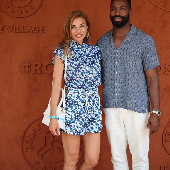 Et des passionnés de tennis, alors forcément, les amoureux ne quittent plus Roland-Garros.
Ariane Brodier et son compagnon Fulgence Ouedraogo au village lors des Internationaux de France de tennis de Roland Garros 2023, à Paris, France, le 8 juin 2023. © Jacovides-Moreau/Bestimage