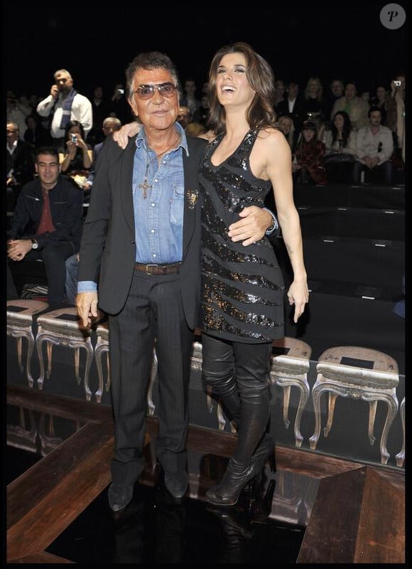Elisabetta Canalis et Roberto Cavalli au défilé Cavalli à Milan le 23 février 2010