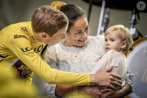"Dans un jour comme celui d'aujourd'hui, avec ce qui s'est passé à Annecy, le cyclisme n'a pas vraiment d'importance", a déclaré le cycliste danois
 
Jonas Vingegaard, vainqueur du Tour de France 2022, avec sa femme Trine Maria et leur fille Frida, est reçu en héros à la mairie de Copenhague, le 27 juillet 2022.