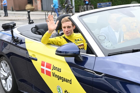 Jonas Vingegaard, vainqueur du Tour de France 2022, avec sa femme Trine Maria et leur fille Frida, acclamés par la foule dans les rues de Copenhague, le 27 juillet 2022.