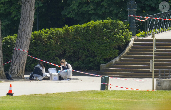 Ce 8 juin, un homme a attaqué au couteau 6 personnes, dont 4 enfants en bas-âge dans un parc de la ville d'Annecy
 
Les experts sont à l'oeuvre dans le parc des jardins de l'Europe - L.Wauquiez, président de la Région AURA sur les lieux du drame survenu à Annecy dans la matinée. Vers 9h45, un homme de 31 ans, d'origine syrienne, a poignardé plusieurs personnes dans les jardins d'Europe près du lac avant d'être interpellé. Un premier bilan fait état de six blessés dont quatre enfants en bas âge. © Sandrine Thesillat / Panoramic / Bestimage