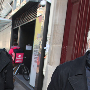 L'artiste aurait été victime du fameux "faux conseiller bancaire".
Exclusif - Dave et son compagnon Patrick Loiseau et leur chien Chance dans les rues de Paris le 11 Février 2016.