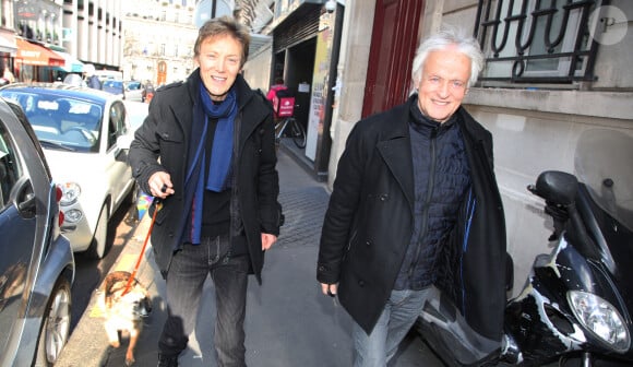 L'artiste aurait été victime du fameux "faux conseiller bancaire".
Exclusif - Dave et son compagnon Patrick Loiseau et leur chien Chance dans les rues de Paris le 11 Février 2016.
