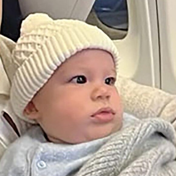Et les parents de deux enfants ont eu la jolie surprise de recevoir un cadeau pour leur petit garçon. 

Le prince Harry, duc de Sussex et Meghan Markle, duchesse de Sussex, dévoilent des photos et des vidéos inédites de leur fils Archie dans "Harry & Meghan" (Netflix).