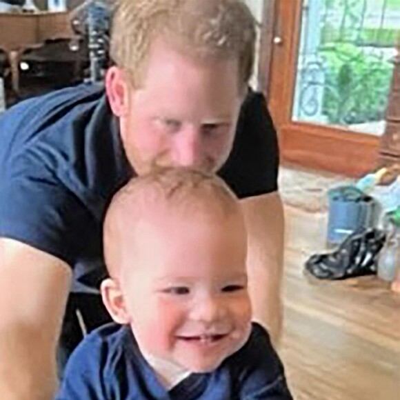 "Le vélo a apporté beaucoup de joie et est très apprécié par la famille. Ils m'ont demandé de transmettre leur gratitude pour cette belle surprise", peut-on lire.
Le prince Harry, duc de Sussex et Meghan Markle, duchesse de Sussex, dévoilent des photos et des vidéos inédites de leur fils Archie dans "Harry & Meghan" (Netflix). La jeune famille peut également être vue dans un court vidéo-clip célébrant le premier anniversaire de Lilibet, avec Archie effronté grimpant sur la table pour aider sa petite soeur à souffler les bougies sur un énorme gâteau. Dans le sixième épisode, la princesse Eugénie rend visite à son cousin Harry aux États-Unis, le rejoignant pour un moment de complicité avec Archie sur la plage. Le 15 décembre 2022. 