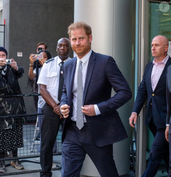 Le prince Harry, duc de Sussex, quitte la Haute Cour de Londres au deuxième jour de son témoignage contre un tabloïd accusé de piratage de messageries téléphoniques. C'est la première apparition d'un membre de la famille royale à la barre en plus d'un siècle. Londres, le 7 juin 2023. © Tayfun Salci / Zuma Press / Bestimage 