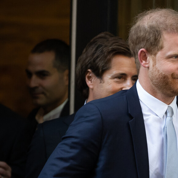 Accompagné de son avocat D.Sherborne, le prince Harry, duc de Sussex, quitte la Haute Cour de Londres au deuxième jour de son témoignage contre un tabloïd accusé de piratage de messageries téléphoniques. C'est la première apparition d'un membre de la famille royale à la barre en plus d'un siècle. Londres, le 7 juin 2023. 