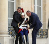 Tout ne s'est pas passé comme prévu au palais de l'Elysée...
Un membre de la garde républicaine s'écroule sur les marches du palais - Le président de la république, Emmanuel Macron recoit le Président de la République de Madagascar, Andry RAJOELINA pour un entretien au palais de l'Elysée, à Paris © Stéphane Lemouton/Bestimage 