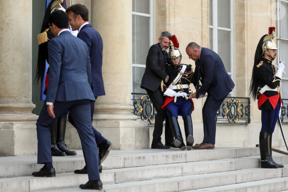 Tout ne s'est pas passé comme prévu au palais de l'Elysée...
Un membre de la garde républicaine s'écroule sur les marches du palais - Le président de la république, Emmanuel Macron recoit le Président de la République de Madagascar, Andry RAJOELINA pour un entretien au palais de l'Elysée, à Paris © Stéphane Lemouton/Bestimage 