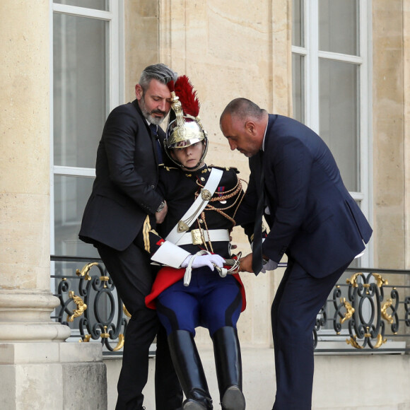Tout ne s'est pas passé comme prévu au palais de l'Elysée...
Un membre de la garde républicaine s'écroule sur les marches du palais - Le président de la république, Emmanuel Macron recoit le Président de la République de Madagascar, Andry RAJOELINA pour un entretien au palais de l'Elysée, à Paris © Stéphane Lemouton/Bestimage 