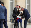 Lorsqu'un membre de la garde républicaine s'est écroulé
Un membre de la garde républicaine s'écroule sur les marches du palais - Le président de la république, Emmanuel Macron recoit le Président de la République de Madagascar, Andry RAJOELINA pour un entretien au palais de l'Elysée, à Paris, France, le 9 juin 2023. © Stéphane Lemouton/Bestimage 