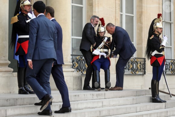 Lorsqu'un membre de la garde républicaine s'est écroulé
Un membre de la garde républicaine s'écroule sur les marches du palais - Le président de la république, Emmanuel Macron recoit le Président de la République de Madagascar, Andry RAJOELINA pour un entretien au palais de l'Elysée, à Paris, France, le 9 juin 2023. © Stéphane Lemouton/Bestimage 