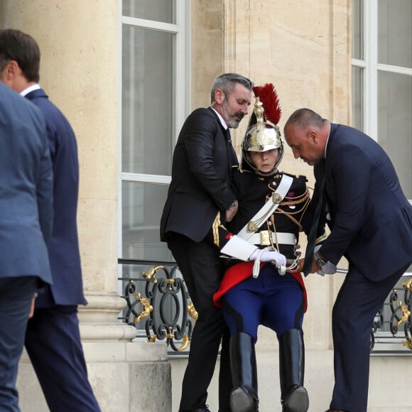 Lorsqu'un membre de la garde républicaine s'est écroulé
Un membre de la garde républicaine s'écroule sur les marches du palais - Le président de la république, Emmanuel Macron recoit le Président de la République de Madagascar, Andry RAJOELINA pour un entretien au palais de l'Elysée, à Paris, France, le 9 juin 2023. © Stéphane Lemouton/Bestimage 