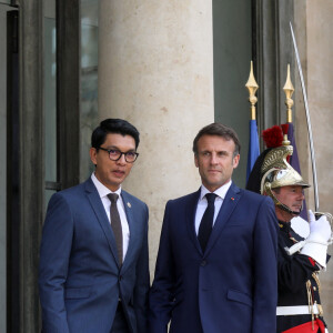 Emmanuel Macron recevait son homologue malgache Andry Rajoelina
Un membre de la garde républicaine s'écroule sur les marches du palais - Le président de la république, Emmanuel Macron recoit le Président de la République de Madagascar, Andry RAJOELINA pour un entretien au palais de l'Elysée, à Paris, France, le 9 juin 2023. © Stéphane Lemouton/Bestimage 