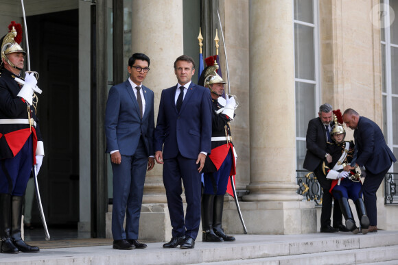 Emmanuel Macron recevait son homologue malgache Andry Rajoelina
Un membre de la garde républicaine s'écroule sur les marches du palais - Le président de la république, Emmanuel Macron recoit le Président de la République de Madagascar, Andry RAJOELINA pour un entretien au palais de l'Elysée, à Paris, France, le 9 juin 2023. © Stéphane Lemouton/Bestimage 