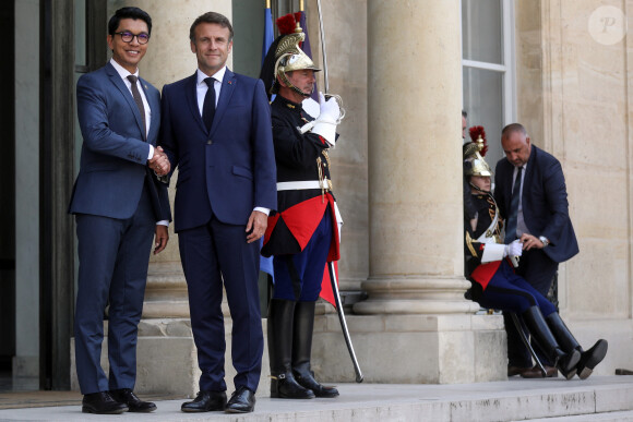 Le protocole veut que le président de la République n'intervienne pas dans ce genre de situations
Un membre de la garde républicaine s'écroule sur les marches du palais - Le président de la république, Emmanuel Macron recoit le Président de la République de Madagascar, Andry RAJOELINA pour un entretien au palais de l'Elysée, à Paris, France, le 9 juin 2023. © Stéphane Lemouton/Bestimage 