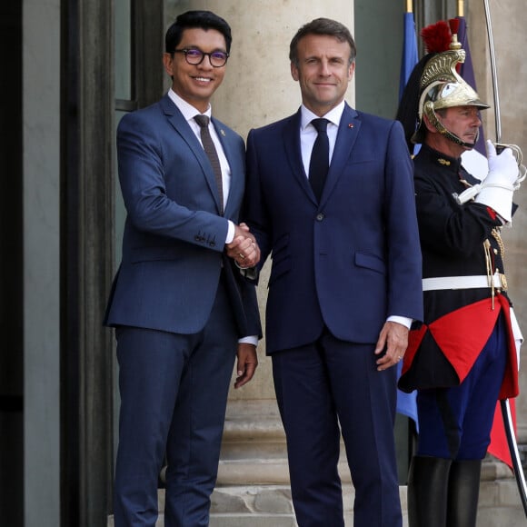 Le protocole veut que le président de la République n'intervienne pas dans ce genre de situations
Un membre de la garde républicaine s'écroule sur les marches du palais - Le président de la république, Emmanuel Macron recoit le Président de la République de Madagascar, Andry RAJOELINA pour un entretien au palais de l'Elysée, à Paris, France, le 9 juin 2023. © Stéphane Lemouton/Bestimage 